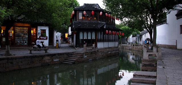 逃离快乐小镇